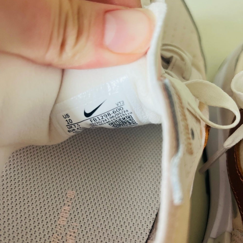 Nike Women's Waffle one essential casual Sneakers - Picture 5 of 7